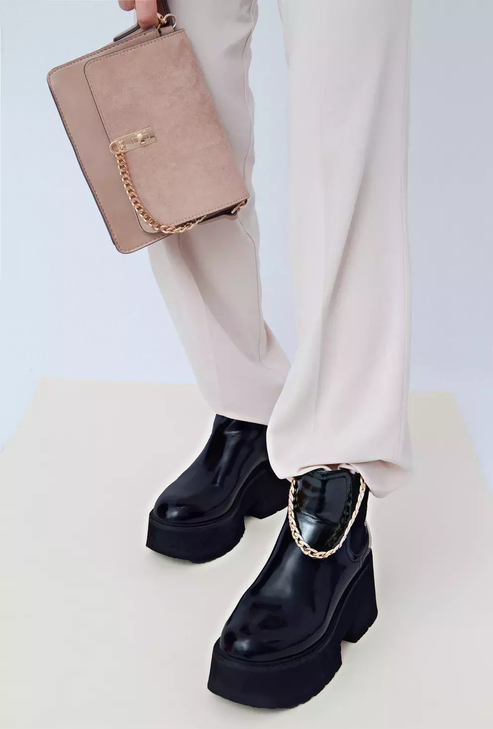 Boty na platformě do společnosti