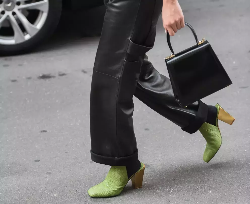 Chcete outfit ozvláštnit? Sáhněte po výrazných botách. 