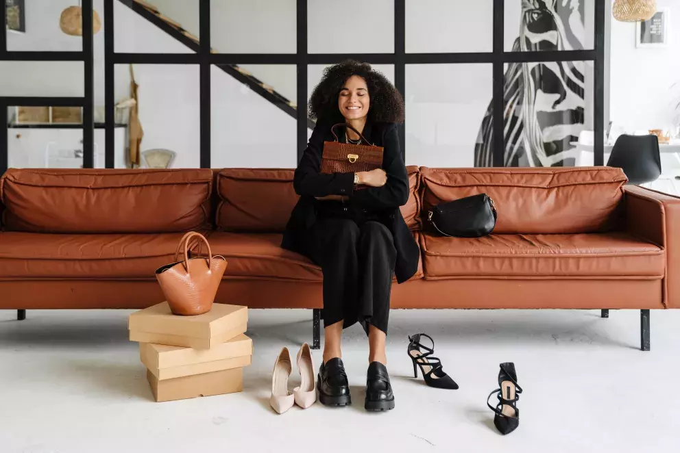 žena zkouší boty na platformě