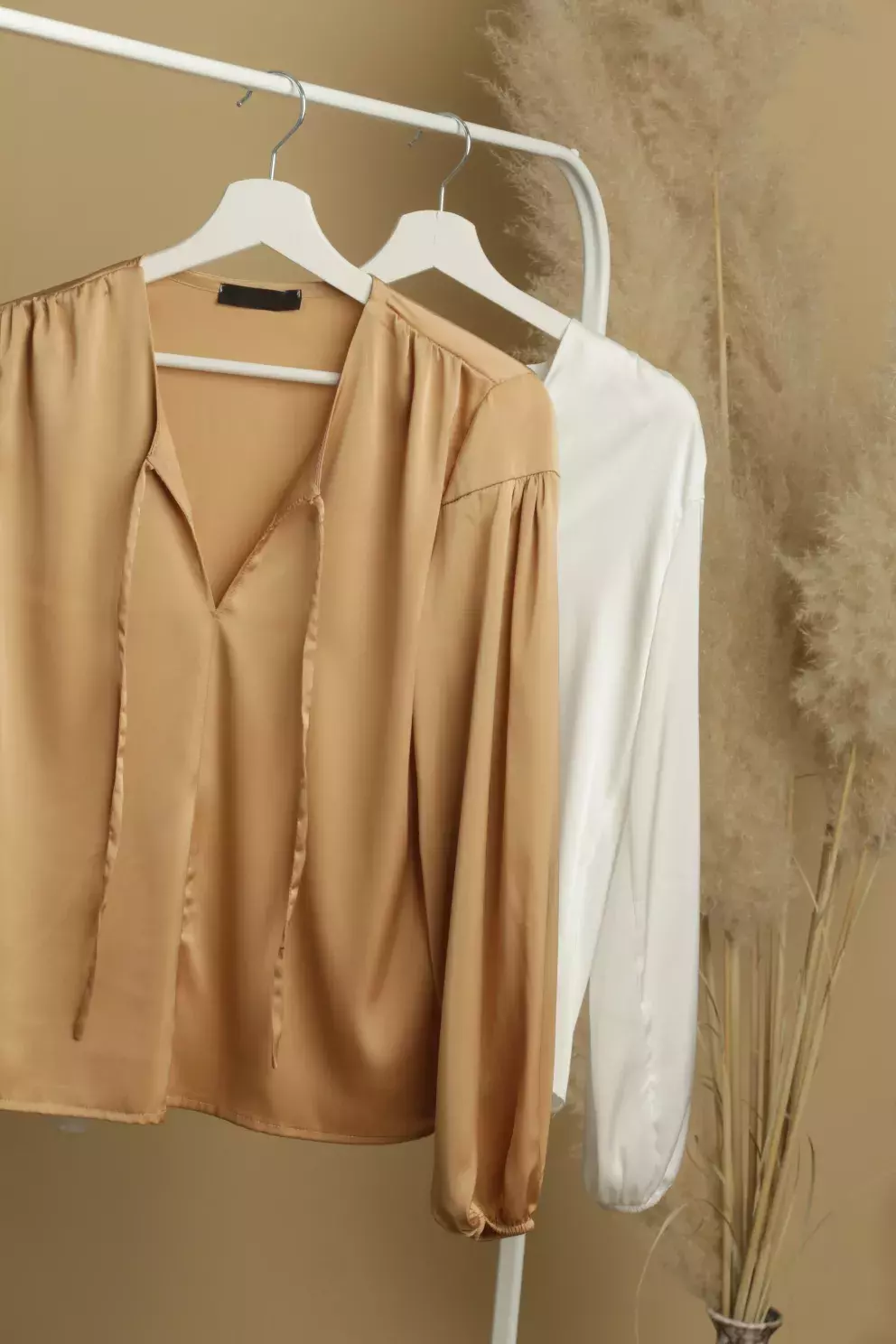 dámské saténové košile přírodní barvy