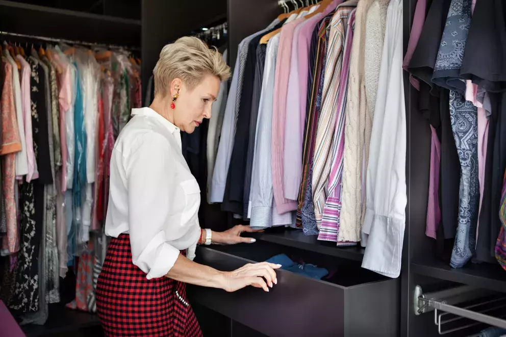 V šatníku si nechte elegantní a nadčasové kousky, které lze snadno kombinovat s dalšími doplňky. Jedním z nich je jednoznačně bílá košile. 