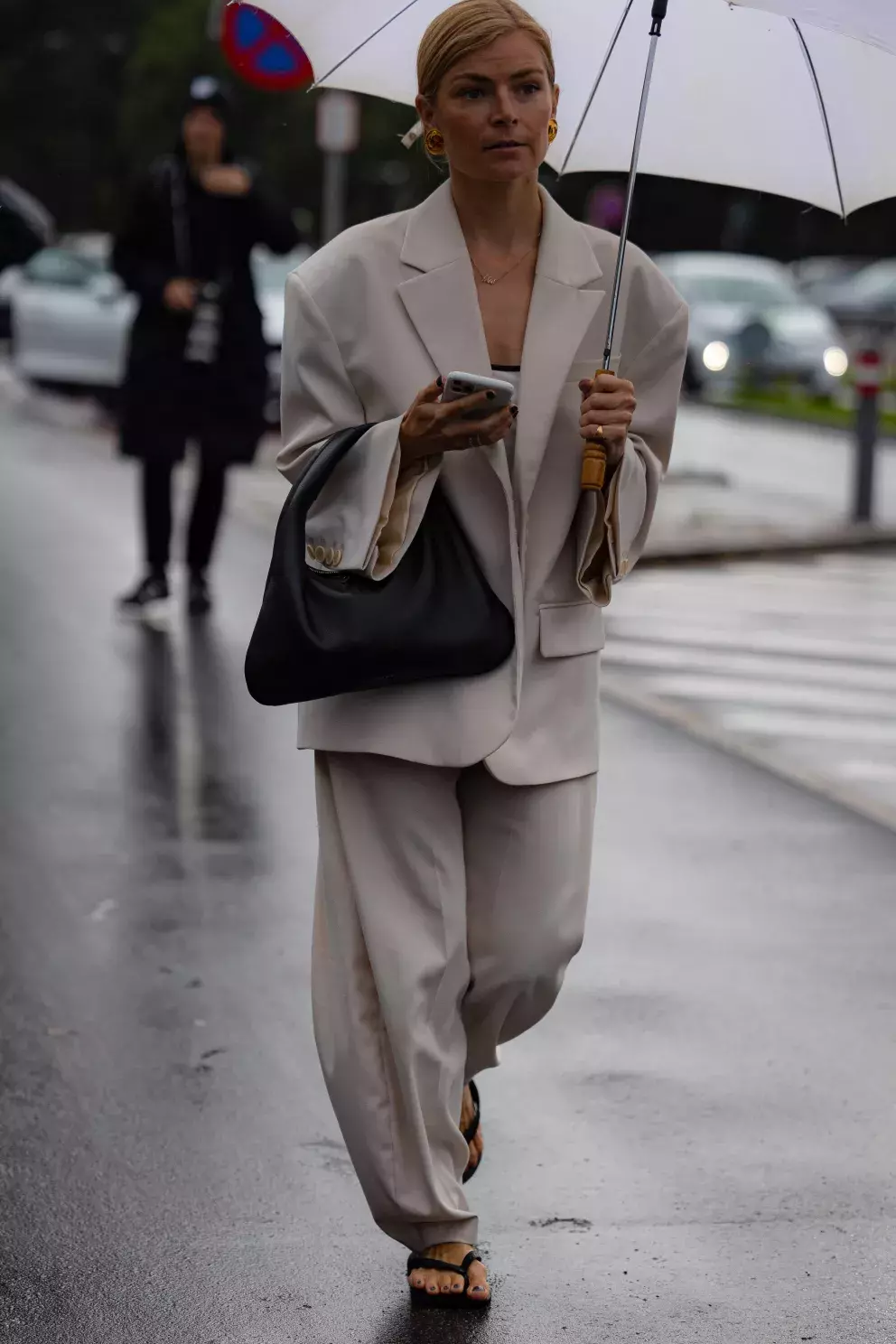 Oversized saka a kalhoty v pánském stylu krásně vyniknou na ženách středního věku. Klidně v nich můžete chodit do práce. 