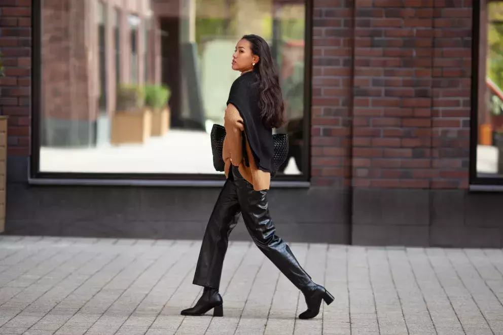 Kožené kalhoty nepatří jen na motorku. Umí být také pořádně elegantní. 