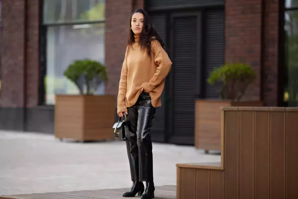 Černá v kombinaci s béžovou vám dodá mladistvý a zároveň elegantní vzhled. 