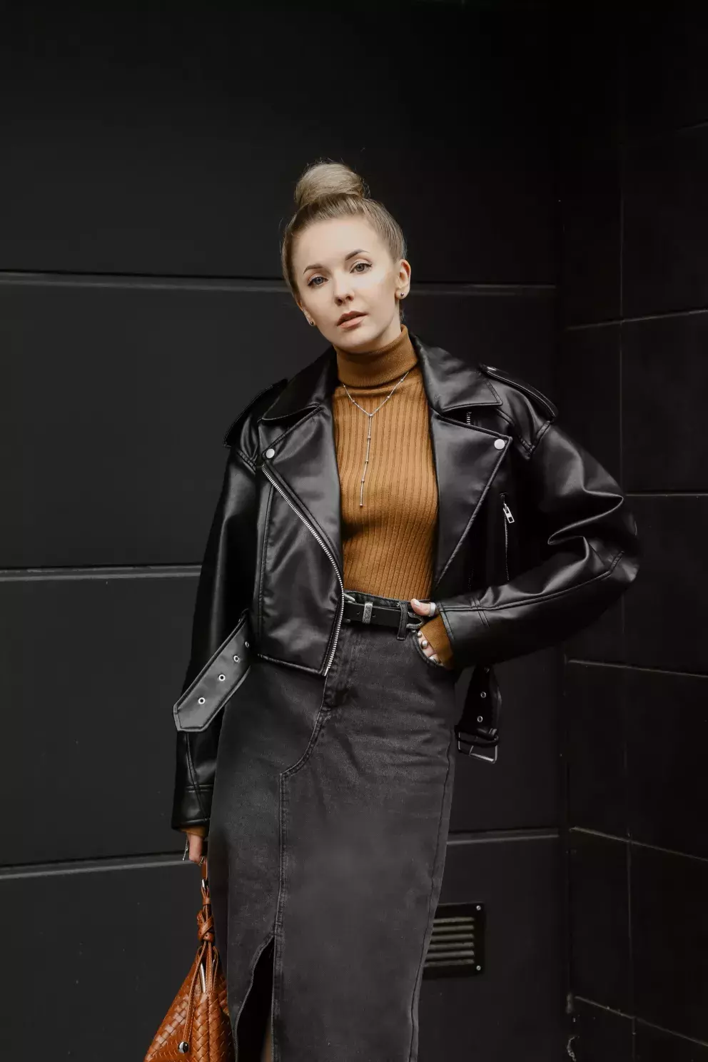 I koženková bunda může být elegantní, stačí zvolit vhodné doplňky. Zde v podobě roláku a pouzdrové sukně. 