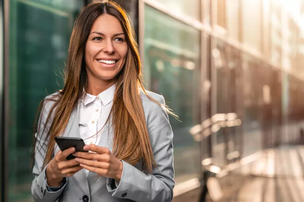 Saka už nejsou pouze výsadou mužů. Velmi si je oblíbila také ženy. Vybírat můžete vypasované, projmuté i oversized střihy. 