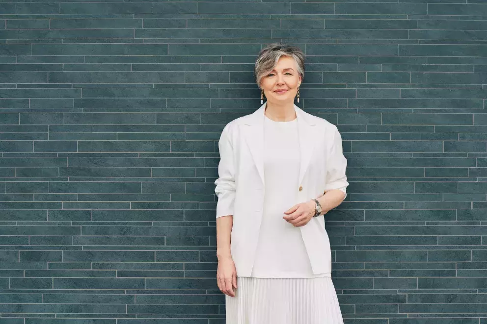 Zralým ženám velmi sluší současný trend ladění outfitu tón v tónu. Zkuste to také. 