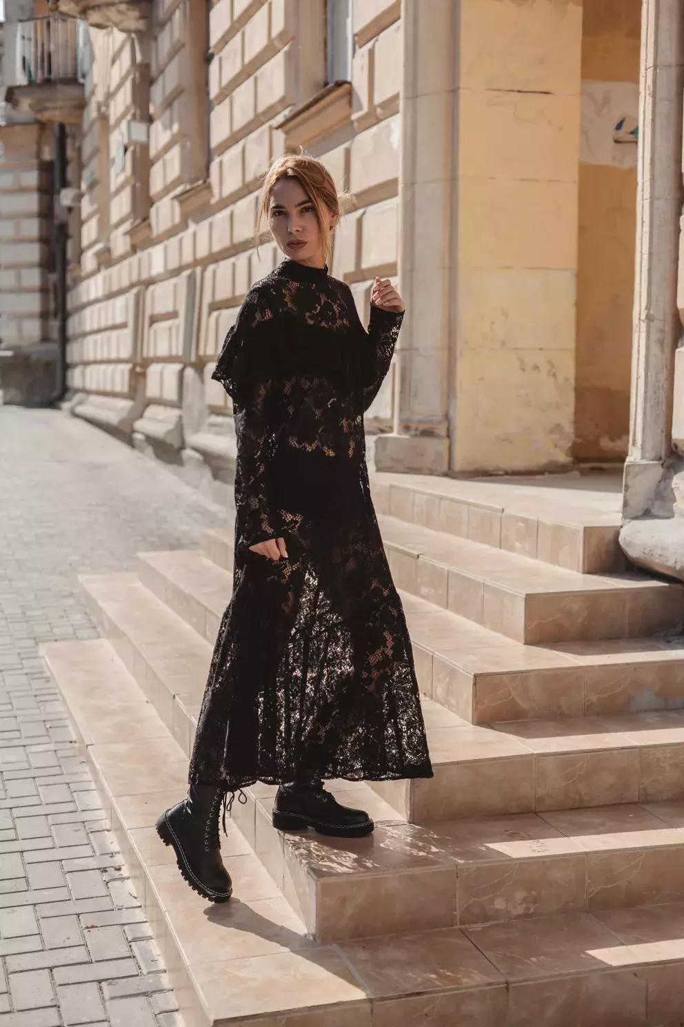 Průsvitné šaty mají své kouzlo. Nechcete působit příliš odvážně? Oblékněte pod ně kalhoty. 