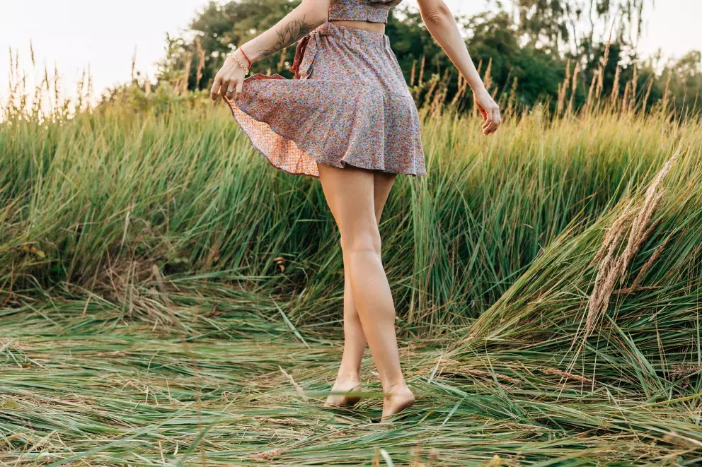 Jestliže nechcete odhalovat nohy, doplňte šaty na volný čas bavlněnými legínami. 