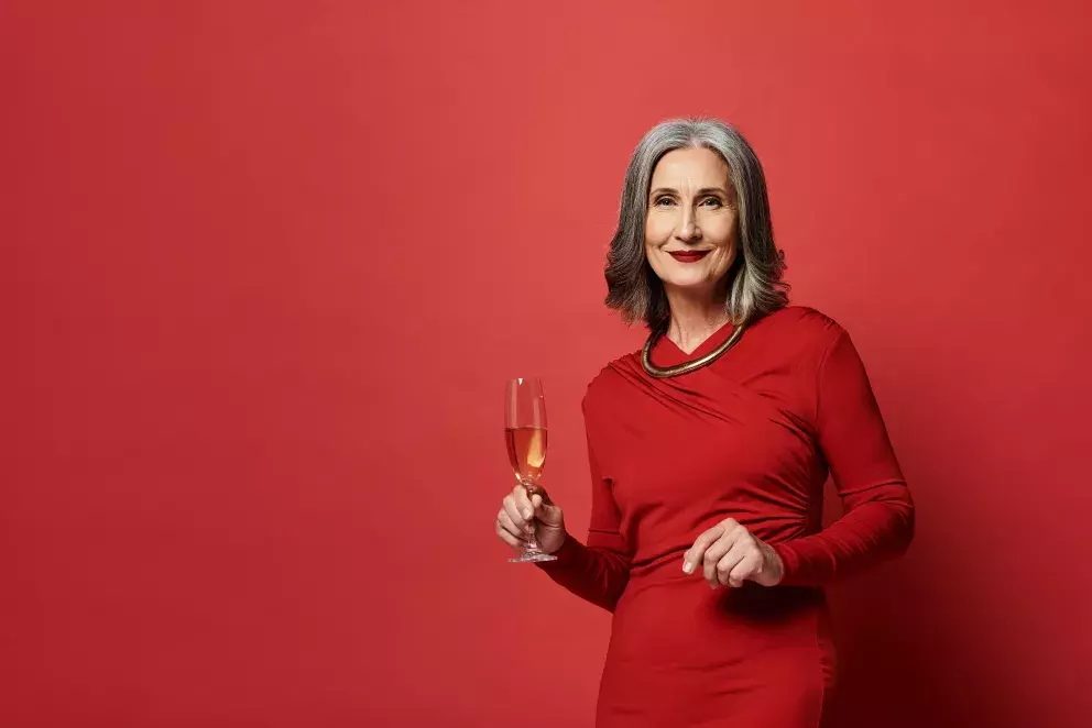 Nebojte se oblékat přiléhavé šaty i ve vyšším věku. Volte střihy, které budou lichotit vaší postavě. Kouzlit můžete s rašením i delšími rukávy. 