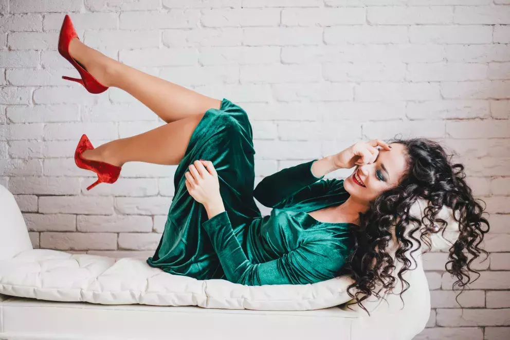 Vyberte si sametové šaty, ve kterých vyniknou vaše křivky. Budete se v nich cítit jako v bavlnce, jsou totiž úžasně hebké. 