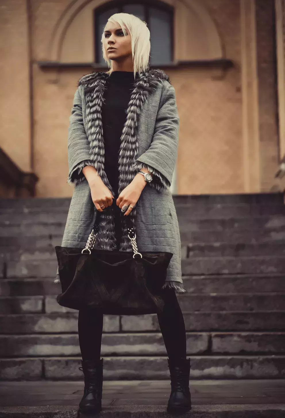 Legíny, úpletové šaty a kabát tvoří ideální outfit na zimní měsíce. 