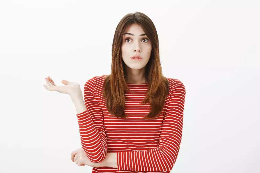 žena, červený svetr, šok