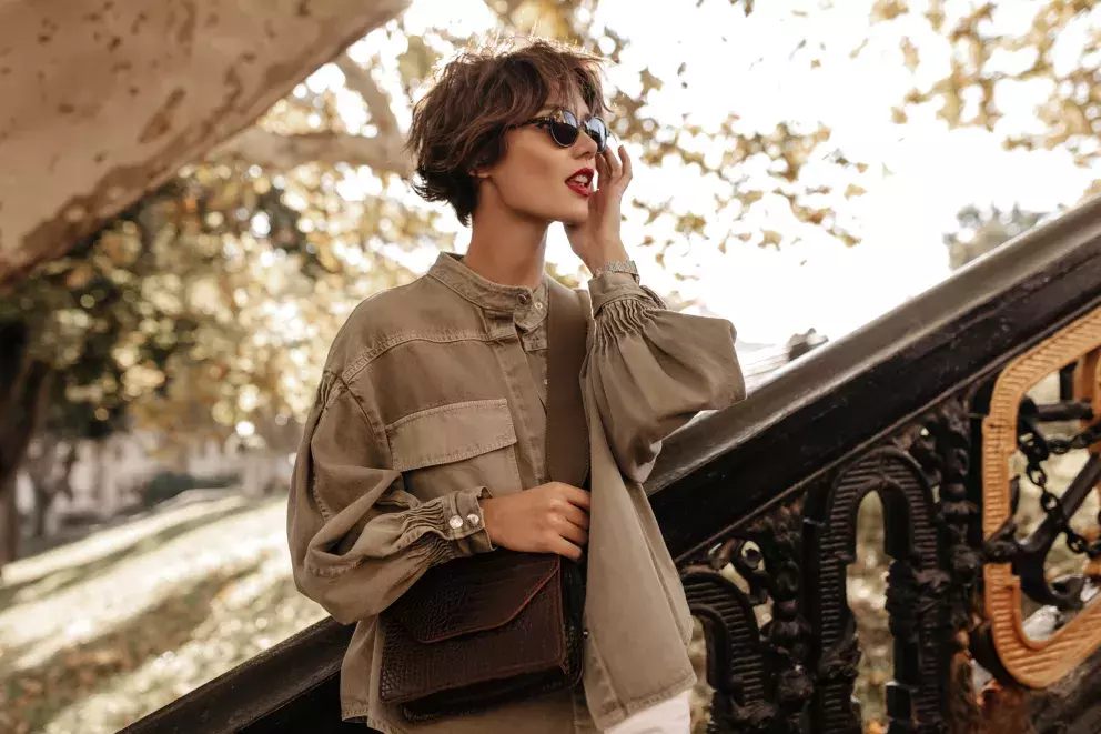 žena oděná v moccha mouse, barvě roku 2025