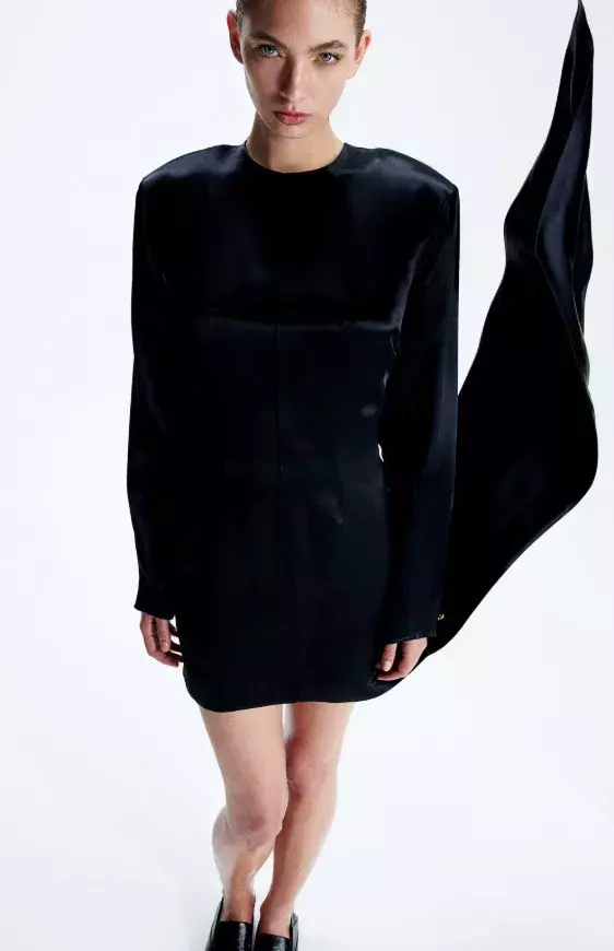 Šaty s ramenními vycpávkami a řaseným dílem, H&M, 2 999 Kč