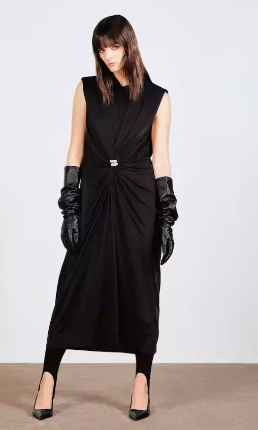 Řasené šaty s ramenními vycpávkami, H&M, 1 199 Kč