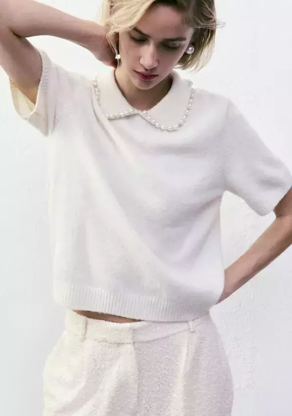 Pletený top s korálkovým límečkem, H&M, 669 Kč