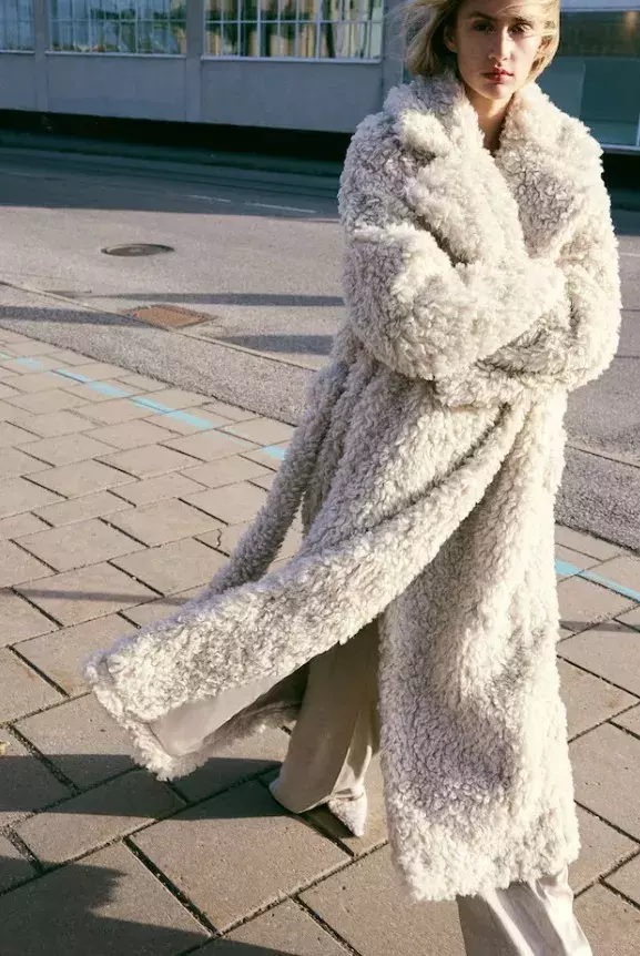 Huňatý kabát s vázacím páskem, H&M, 2 199 Kč