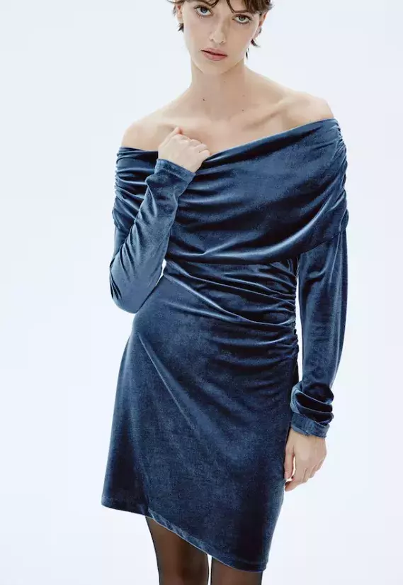 Velurové šaty odhalující jedno rameno, H&M, 479 Kč