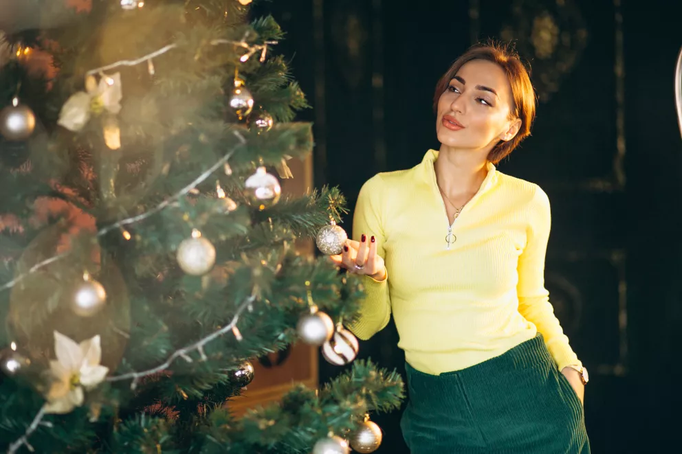 Žena u vánočního stolu