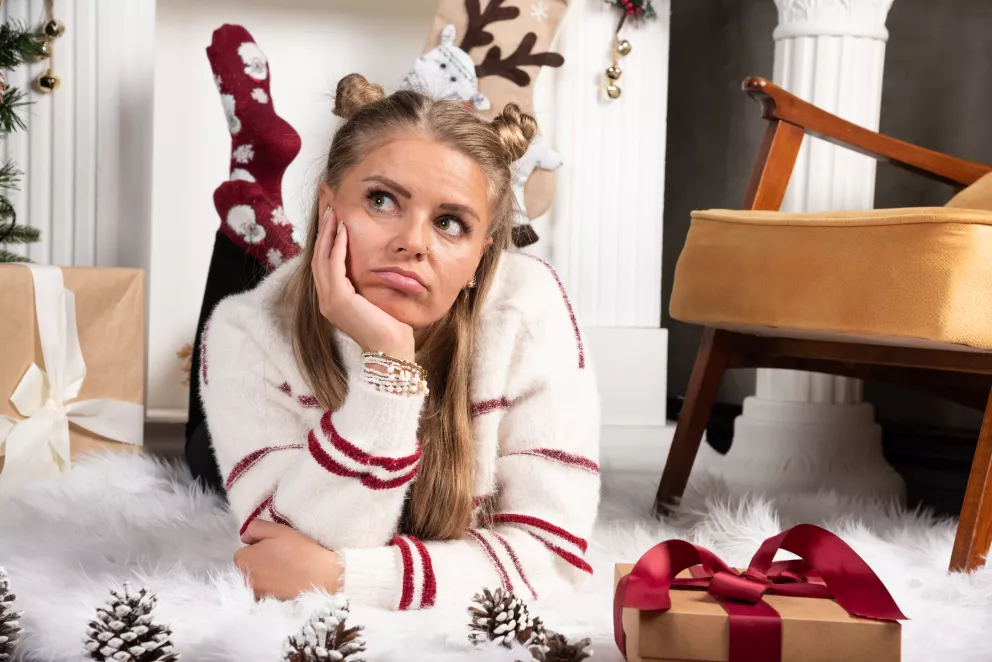 znuděná žena o Vánocích