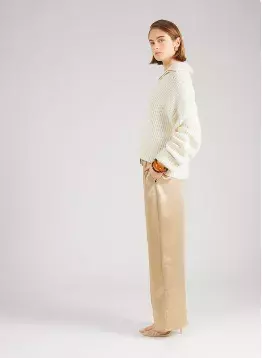 Žena v saténových kalhotech