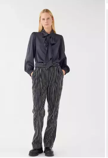 Žena v pruhovaných kalhotech