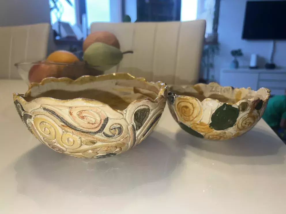 misky vzniklé skládáním válečků do sádrové formy