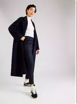 Žena v pruhovaných kalhotech