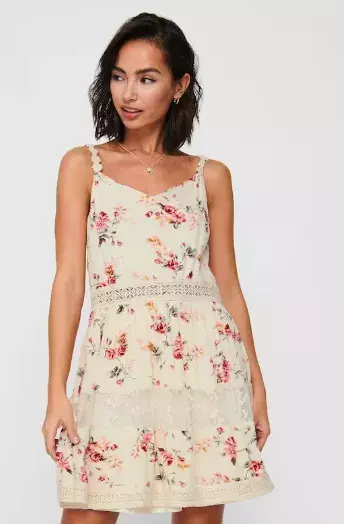 Žena v květinových šatech