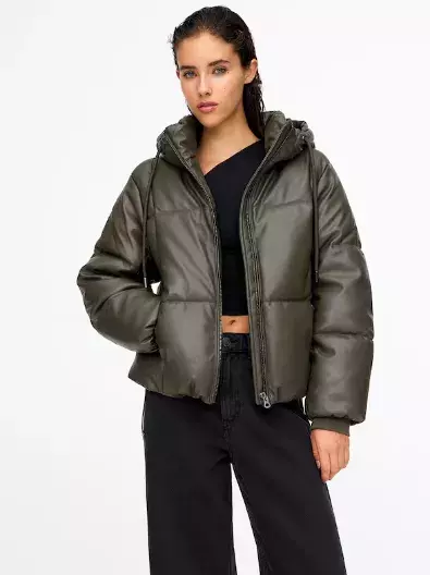 Žena v krátké bundě