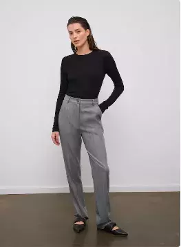 Žena v pruhovaných kalhotách