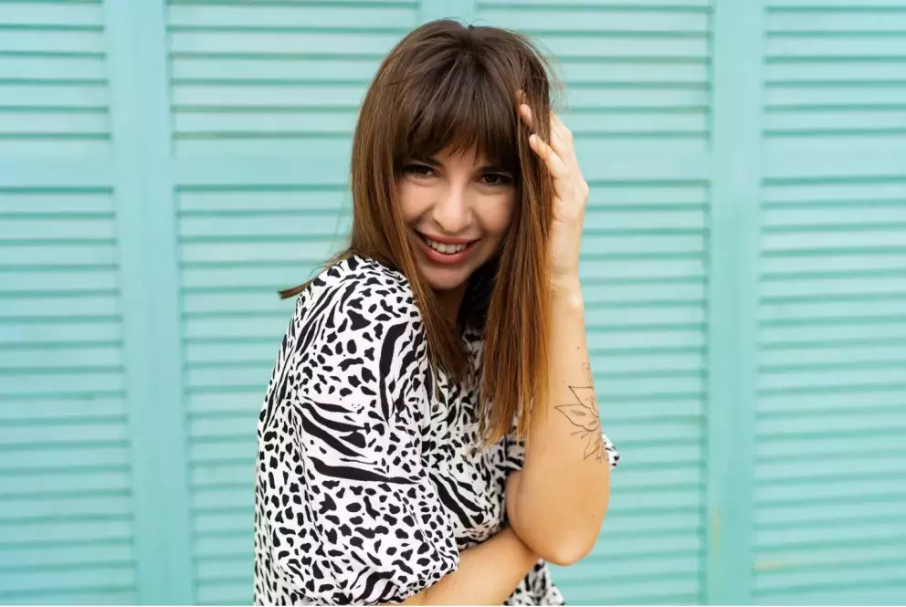 dlouhé vrstvené vlasy s delší ofinou