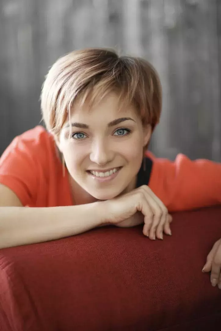 žena s pěšinkou na stranu