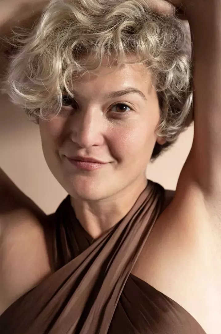 žena s kudrnatými vlasy