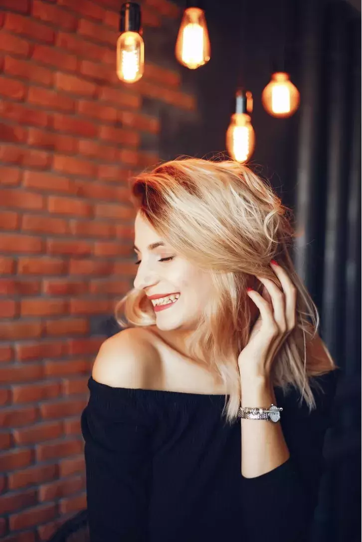 žena se světlými vlasy