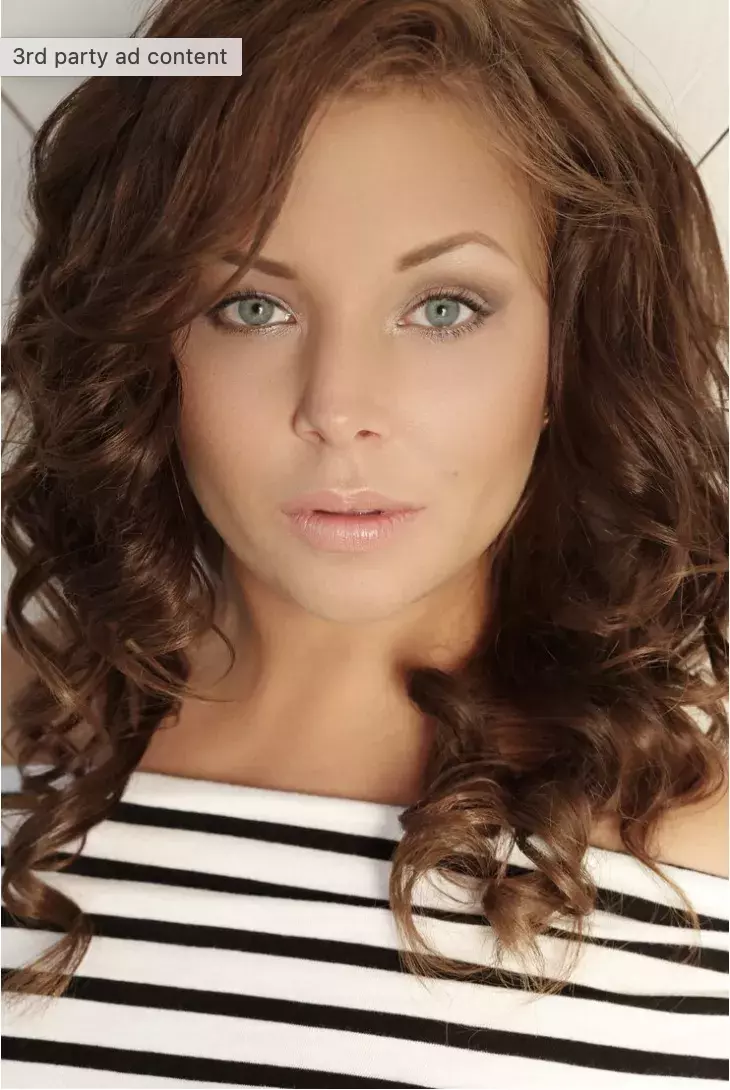 delší vlnité přirozené vlasy