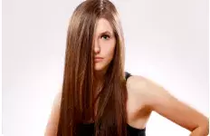 Žena s dlouhými vlasy