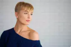 Žena s krátkými vlasy