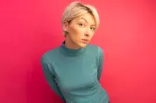 Žena s krátkými vlasy