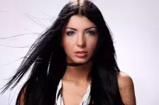 Žena s dlouhými vlasy