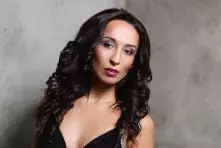 Žena s dlouhými vlasy