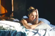 Žena nudící se v posteli
