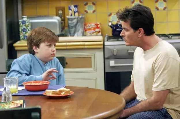 Angus T. Jones v sitcomu Dva a půl chlapa