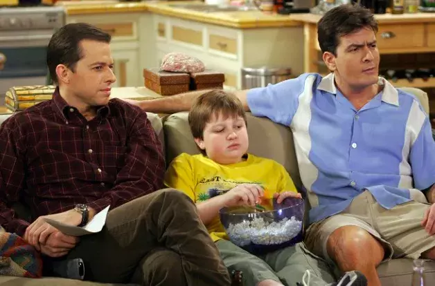 Angus T. Jones v sitcomu Dva a půl chlapa