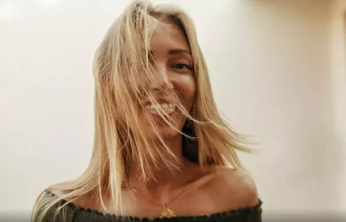 Žena s vlasy na ramena