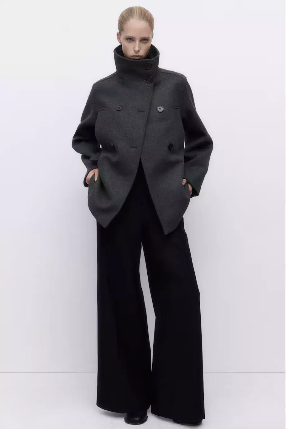 krátký kabát s vysokým límcem