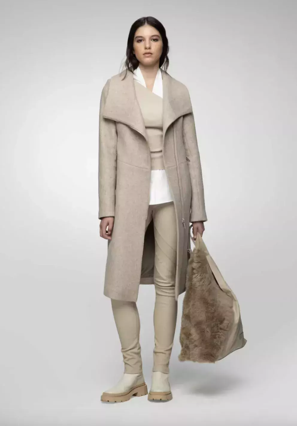 kabát s vysokým límcem