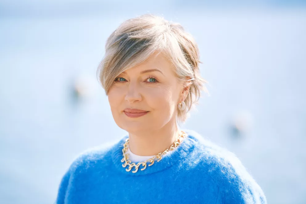 žena 55 s trendy účesem