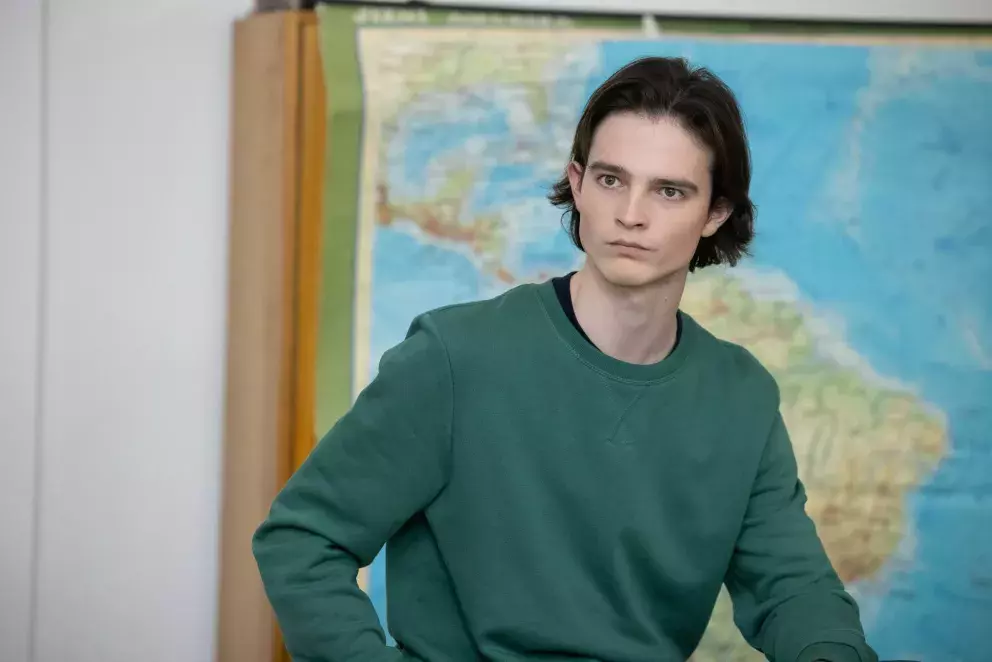 scéna ze seriálu Ulice - kluk u tabule